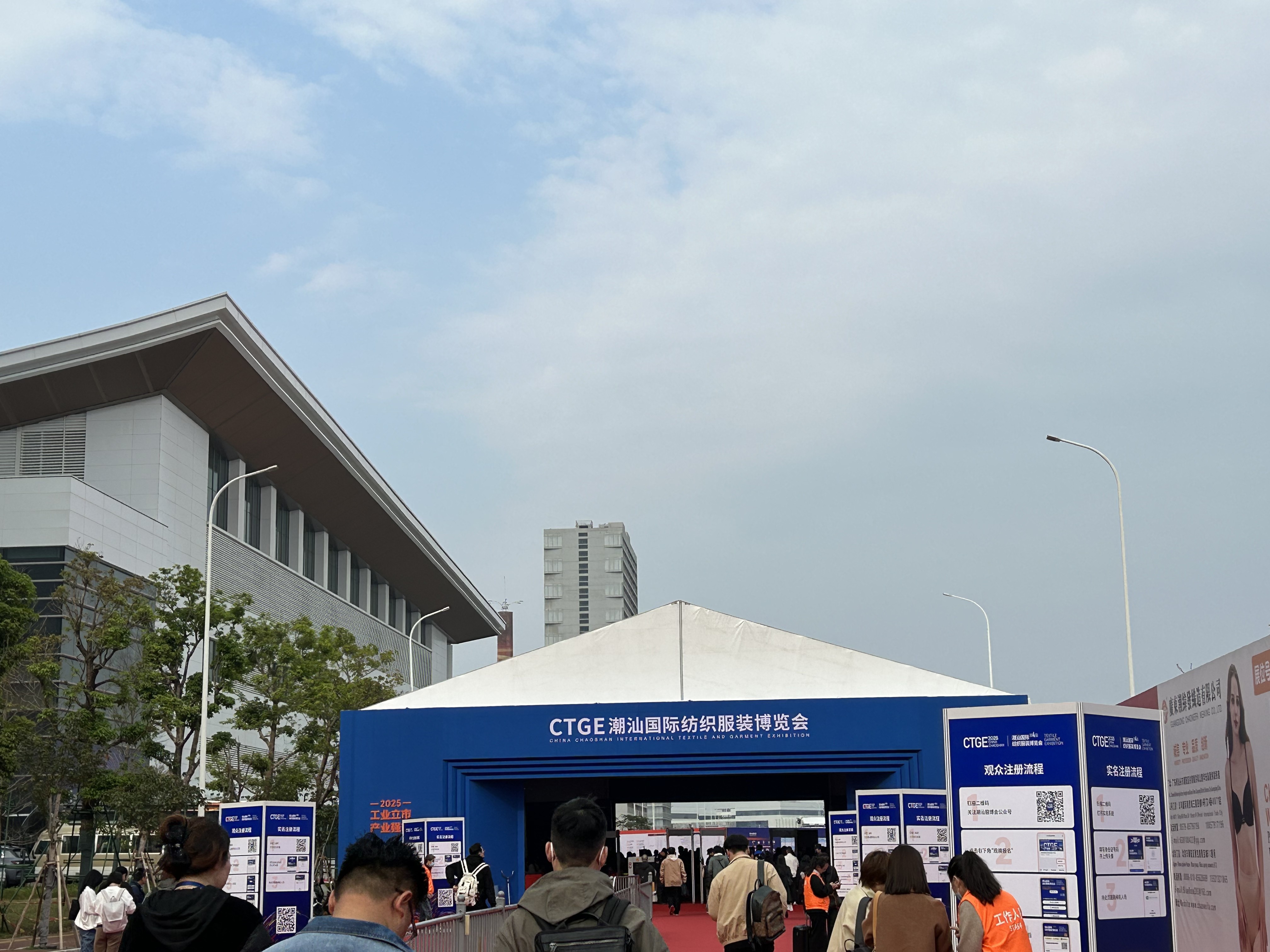 Blog công ty mới nhất về Qingdao X-C Packaging Printing Co., Ltd. tỏa sáng tại Triển lãm thời trang Shantou với sản phẩm bao bì giấy tổng hợp nổi tiếng Solut
